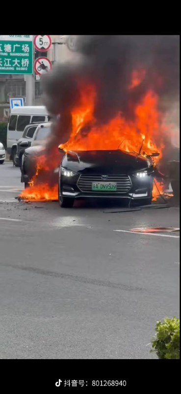 南京 栖霞大道 蔚来 比亚迪 #新能源 #车祸 🔥感谢来自某频道的投稿！南京 栖霞大道 蔚来 比亚迪 #新能源 #车祸 🔥感谢来自某频道的投稿！