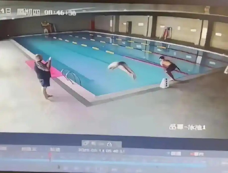 上海一健身房四名阿尔及利亚男子撬锁闯入泳池0元游泳，给场馆造成严重损失，老保报警后要求对方赔偿， 重点来了：经过协商赔偿2000元，由一名中国女子扫码支付，涉事者未当面道歉