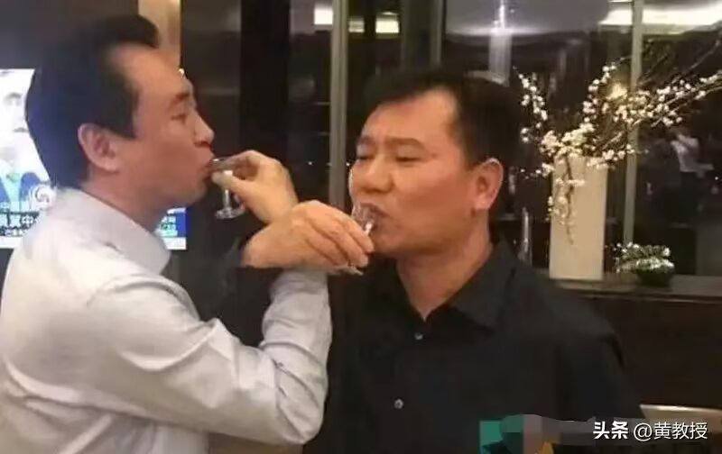 2017年9月，许家印率恒大高管到访苏宁南京总部，饭局上张近东、许家印流传很广的“交杯酒”照片出圈