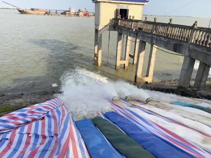 7月9日 #华容团洲 另一侧抽水，抢险款用不完，根本花不完！领导为了钱这些人敢想敢做！先放水再抽，这经济不就盘活了吗by 匿名投稿7月9日 #华容团洲 另一侧抽水，抢险款用不完，根本花不完！领导为了钱这些人敢想敢做！先放水再抽，这经济不就盘活了吗by 匿名投稿