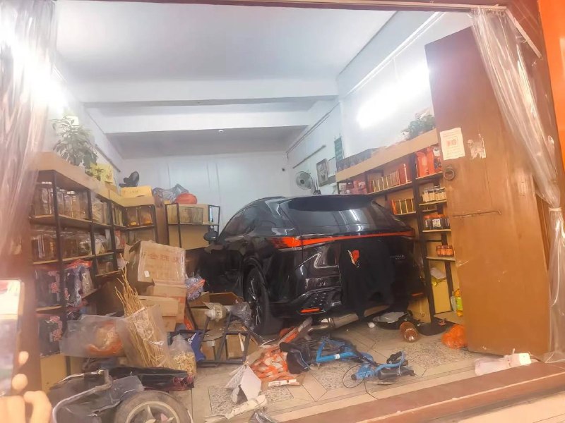 揭阳 普宁   流沙赵厝寮市场疑似操作失误，#女司机 一脚油门冲进店里，万幸是没有撞到无辜的人 #冲店揭阳 普宁   流沙赵厝寮市场疑似操作失误，#女司机 一脚油门冲进店里，万幸是没有撞到无辜的人 #冲店