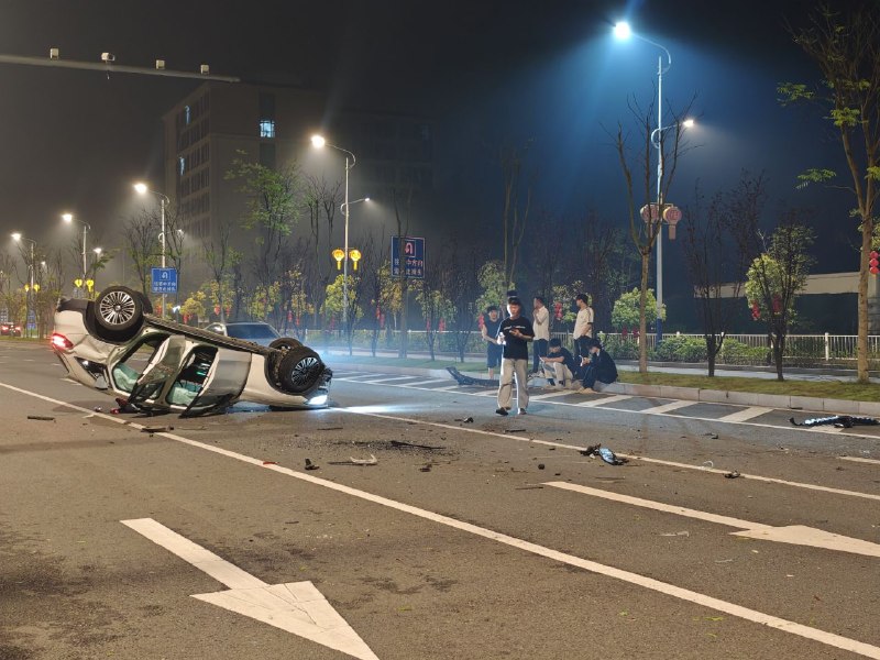 地址:福建福安市富村大道年轻小伙子，没喝酒，开太快了，然后尽力避让突然转弯出来的出车，就撞树上了，然后跑到对面的道路了，人都没事