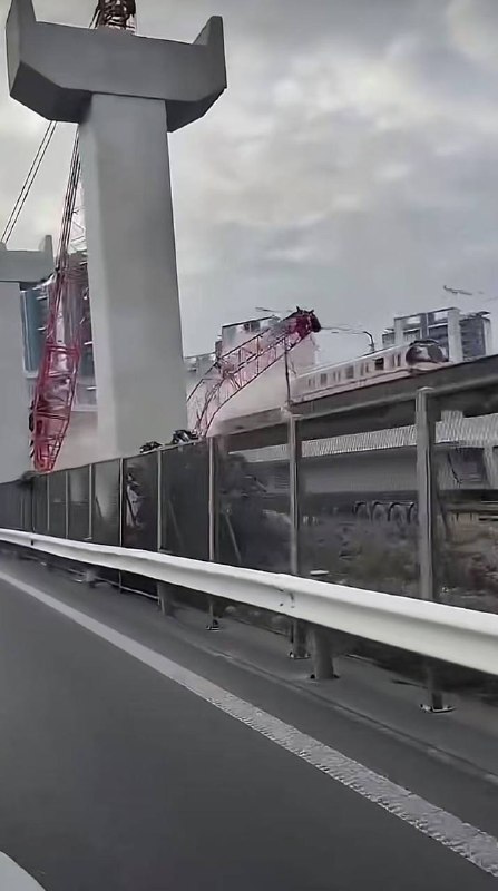 据 上海 地铁 shmetro，由于外部 塔吊 施工 侵入线路，造成上海地铁11号线线路设施和列车受损，目前正在处置中