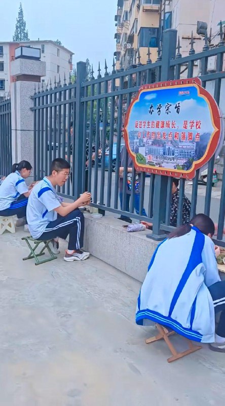 湖北十堰市东风高级中学，每天中午家长给孩子送饭的场景