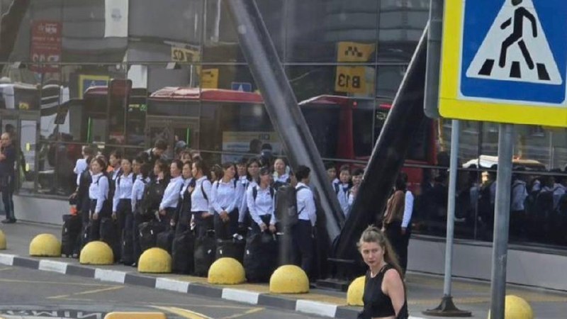 大批朝鲜女性工人正在抵达俄罗斯女工将被安排在生产流水线、服装厂、厨房以及农场工作，承诺的工资起薪为每小时480卢布（约40元人民币）