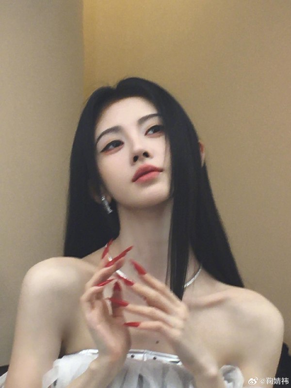 鞠婧祎被曝偷税漏税丝芭传媒提交的举报材料显示，鞠婧祎2024年全年申报收入为1100.18万元，其中近500万元来源于丝芭