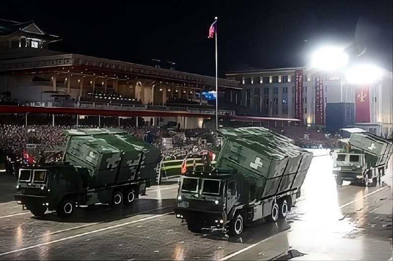 #朝鲜 可以打到 美国 本土 的洲际导弹在 #阅兵 式上曝光朝鲜10月10日晚，在平壤金日成广场举行的劳动党成立80周年阅兵式上，展示了大量新型洲际弹道导弹（ICBM）和高超音速导弹，展示了其导弹能力和防御技术