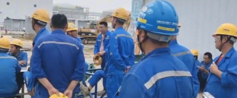 广东 湛江巴斯夫项目数百工人连日 罢工 五个月工资拖欠围堵管理层 走访偷拍调查曝光 劳工权益警钟长鸣啊！ #讨薪广东湛江巴斯夫一体化基地突发劳资风暴！10月30日至31日，中化十一建数百工人集体罢工，围堵管理层高喊“还我血汗钱”，连续五个月工资拖欠成白条，项目资金链断裂疑云密布现场工人情绪爆炸，与管理人员推搡冲突拉满，甚至江苏离职员工千里赶来讨薪，场面混乱如战场