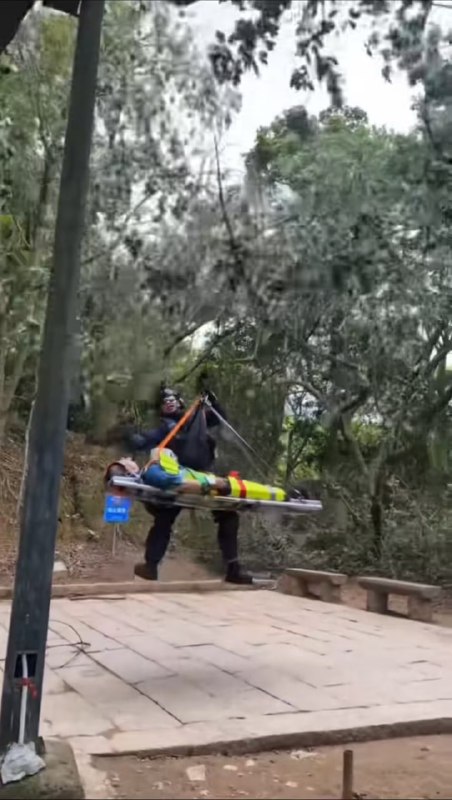 广东 深圳 大爷爬梧桐山累死了，最后直接直升机吊下山了感谢家人们投稿！广东 深圳 大爷爬梧桐山累死了，最后直接直升机吊下山了感谢家人们投稿！