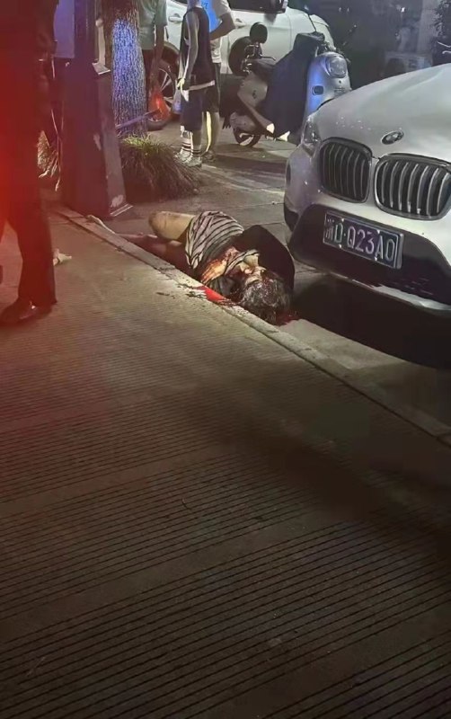 浙江 #绍兴（8.24）晚7点30左右，袍江大润发，发生 #砍人 事件  #杀人浙江 #绍兴（8.24）晚7点30左右，袍江大润发，发生 #砍人 事件  #杀人