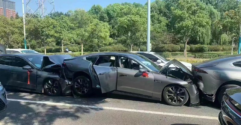 本是同根生,相煎何太急！据说集体开了辅助驾驶.......形同虚设恭喜您成为尊贵的小鹏SB车主#小鹏汽车本是同根生,相煎何太急！据说集体开了辅助驾驶.......形同虚设恭喜您成为尊贵的小鹏SB车主#小鹏汽车