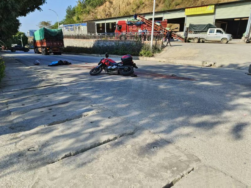 #摩托 #车祸 脑袋 刹住了 #货车 #血腥#摩托 #车祸 脑袋 刹住了 #货车 #血腥