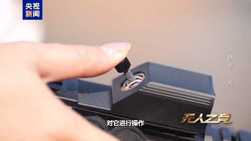 中国兵器自动化研究所有限公司自主研制的最新一代机器狼群，负责侦察的叫“暗影”，负责打击的叫“浴血”，负责保障的叫“极地”（好中二🤕）可以使用语音、数据手套、枪载电子握把进行操控感谢家人们投稿！中国兵器自动化研究所有限公司自主研制的最新一代机器狼群，负责侦察的叫“暗影”，负责打击的叫“浴血”，负责保障的叫“极地”（好中二🤕）可以使用语音、数据手套、枪载电子握把进行操控感谢家人们投稿！