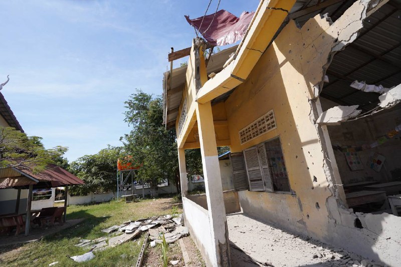 泰军再用F-16在柬埔寨学校附近投弹，学生吓得跟兔子似的从教室跑出逃命继12日15日在斯雷斯南区学校附近投弹后，12月18日泰军F16在士雷索蓬市班蒂棉彩省教育厅旁的洪森克拉孔高中附近投弹，师生都吓死了