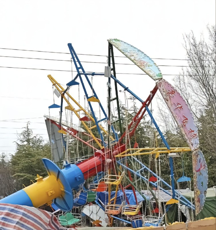 警示：2025年3月1日下午14时左右，南阳镇平庙会一游乐设施简易飞椅立柱发生倾倒，造成一人死亡，两人受伤，现场展开救援，警方已介入调查，相关善后工作有序处置中！镇平飞椅 南阳 #游乐园 #事故警示：2025年3月1日下午14时左右，南阳镇平庙会一游乐设施简易飞椅立柱发生倾倒，造成一人死亡，两人受伤，现场展开救援，警方已介入调查，相关善后工作有序处置中！镇平飞椅 南阳 #游乐园 #事故