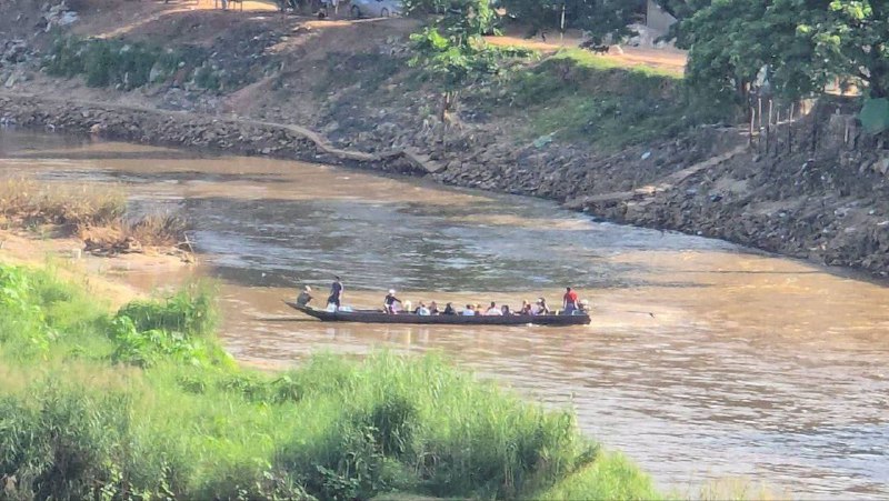 泰国警方消息：来自 #妙瓦底 #KK 园区的外国逃亡者已达1,049人！日期：2025年10月24日泰国达府边境指挥中心通报，自10月22日起，陆续有大量外籍人士通过自然通道从缅甸非法入境泰国，主要集中在达府湄索县（Mae Sot）Mae Ku镇第1村与第9村一带湄索县县长表示：截至10月24日上午7时，已协助拘留并安置1,049名非法入境外国人