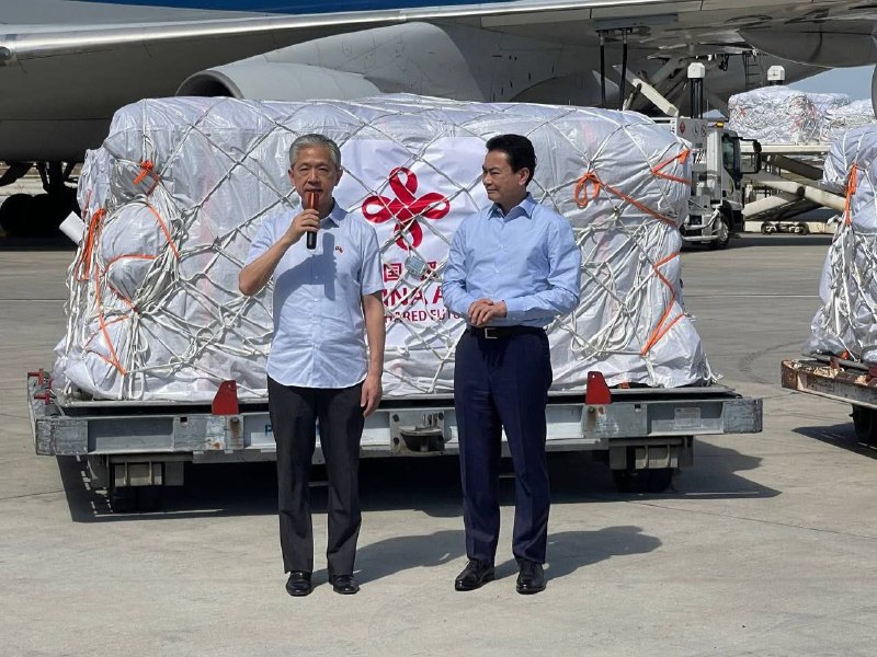 中国 紧急 援助 柬埔寨 物资 又到了今天（2025 年 12 月 28 日）上午 11 点，中国国际航空的波音 747-4FTF（400F）货机 CAO10903 （注册号 B-2475） 降落在甘达尔省德乔国际机场