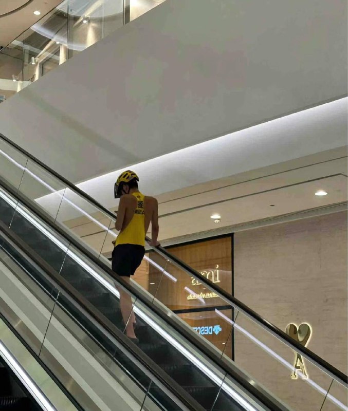 看背影，外卖小哥，强的可怕！外卖超时，不可能的#外卖小哥 #从外卖员开始崛起by 匿名投稿看背影，外卖小哥，强的可怕！外卖超时，不可能的#外卖小哥 #从外卖员开始崛起by 匿名投稿