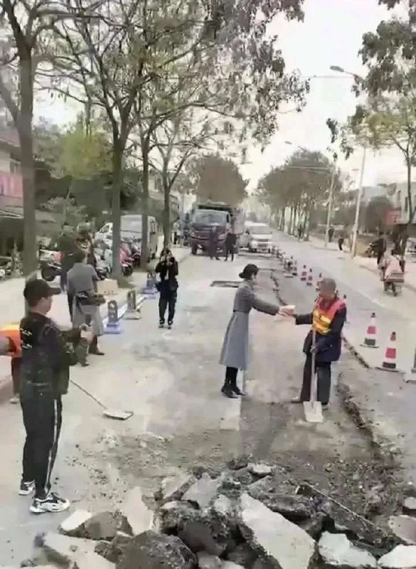 被第一个图片感动到了，被第二张图片恶心到了！感谢家人们投稿！被第一个图片感动到了，被第二张图片恶心到了！感谢家人们投稿！