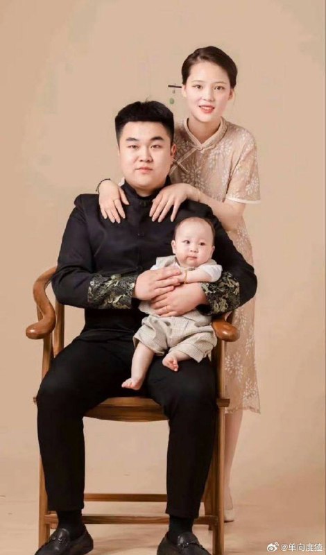 河南平顶山老毕登对女孩殴打事件：大量热心的市民在公安局门口聚集，为女孩讨说法网上都说人家有钱的很，家里是跑大巴车的，黑白通吃，看面相也是一个凶神恶煞之人，以后谁还敢坐他家的车？？此前报道👉👉 