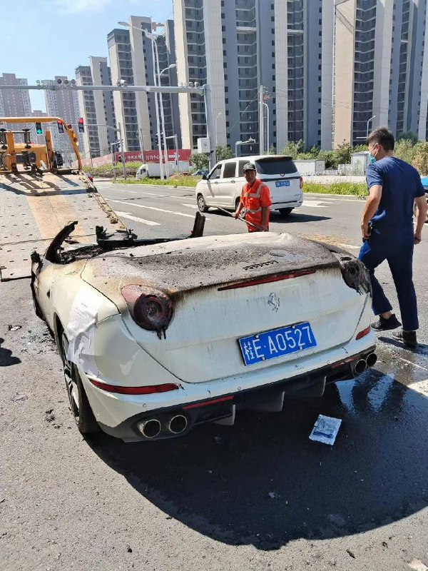 9月3日上午长春，净月新城大街，一辆法拉利婚车（头车）自燃，所幸人没事