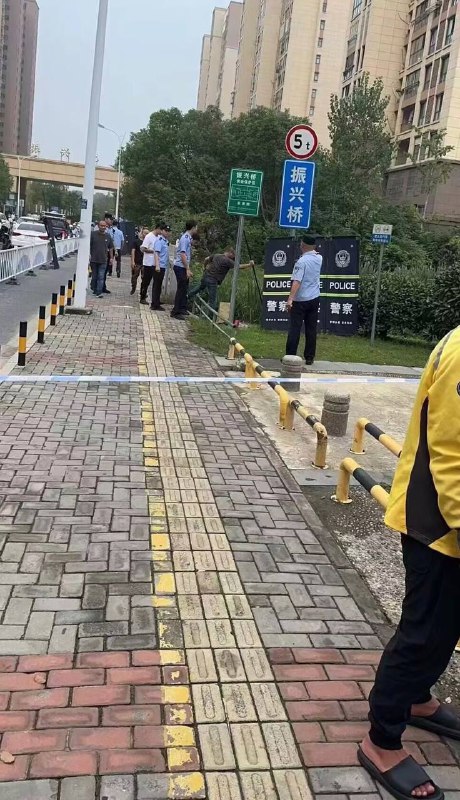 9月19日 #扬州 振兴花园二期河道发现一具21岁女尸，没有穿裤子，网传是被害 #女尸by 匿名投稿9月19日 #扬州 振兴花园二期河道发现一具21岁女尸，没有穿裤子，网传是被害 #女尸by 匿名投稿