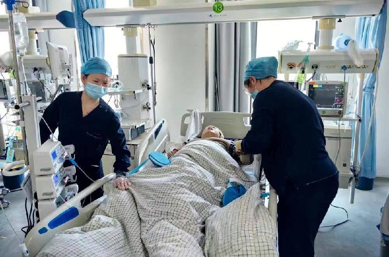 杭州东站 跳轨 #后续：3月30日上午，一名旅客在杭州火车东站跳入轨道后与列车发生剐蹭受伤昏迷，被紧急送往医院救治