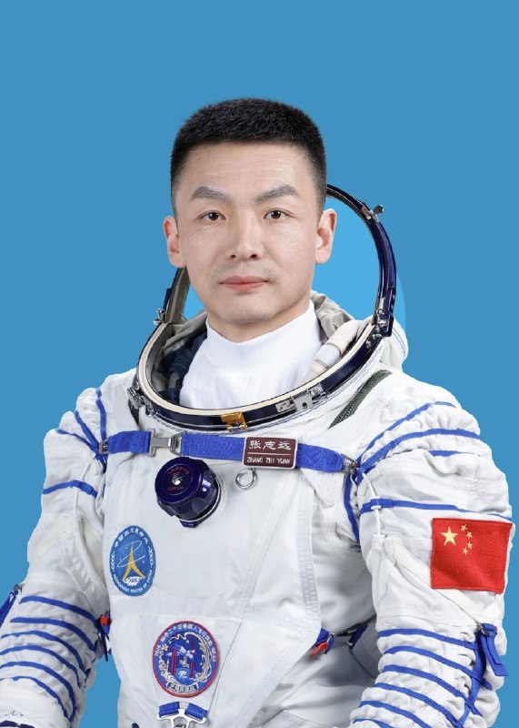 神舟二十三号航天员乘组由航天飞行工程师朱杨柱、航天驾驶员张志远、载荷专家黎家盈3名航天员组成，朱杨柱任指令长