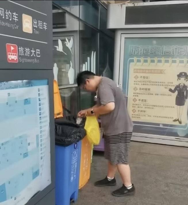 通缉犯应志宏被注销台籍后，现在在祖国捡垃圾做回收
