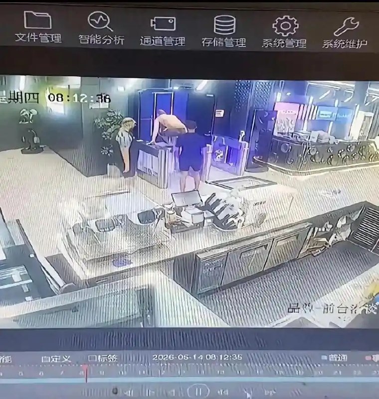 上海一健身房四名阿尔及利亚男子撬锁闯入泳池0元游泳，给场馆造成严重损失，老保报警后要求对方赔偿， 重点来了：经过协商赔偿2000元，由一名中国女子扫码支付，涉事者未当面道歉