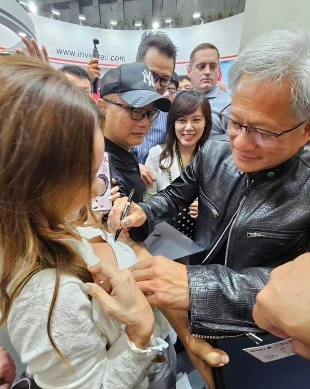 黄仁勋还是勇啊，就这么水灵灵的在女粉胸罩上面签名