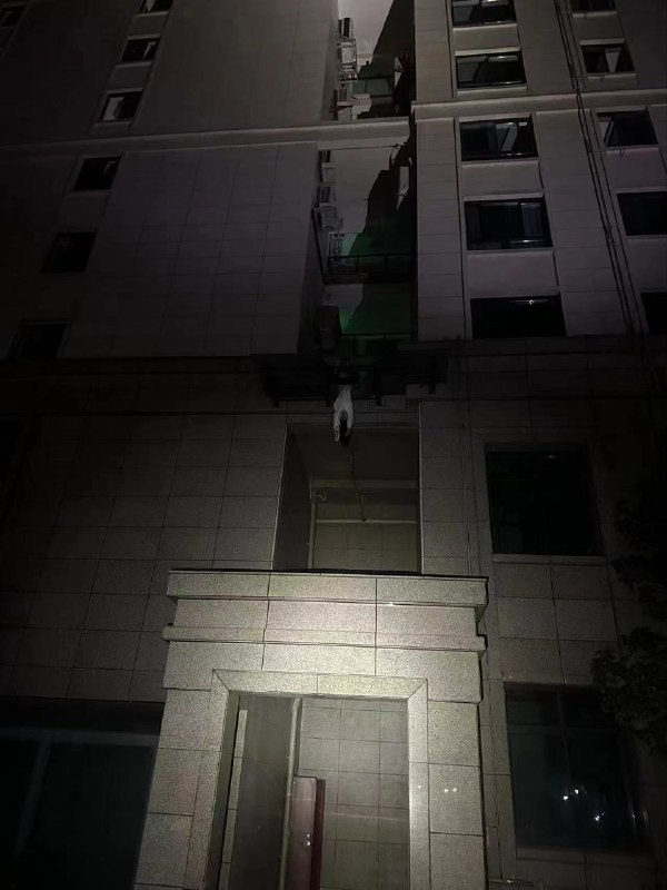 #吃瓜 #松溪 #意外 #死亡 女生出去为了和男友玩，偷偷摸摸爬窗户出去，结果踩空了#吃瓜 #松溪 #意外 #死亡 女生出去为了和男友玩，偷偷摸摸爬窗户出去，结果踩空了