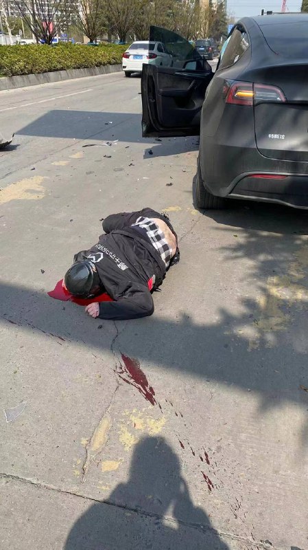 补充#南京 #特斯拉 #车祸 血洒现场 🩸补充#南京 #特斯拉 #车祸 血洒现场 🩸