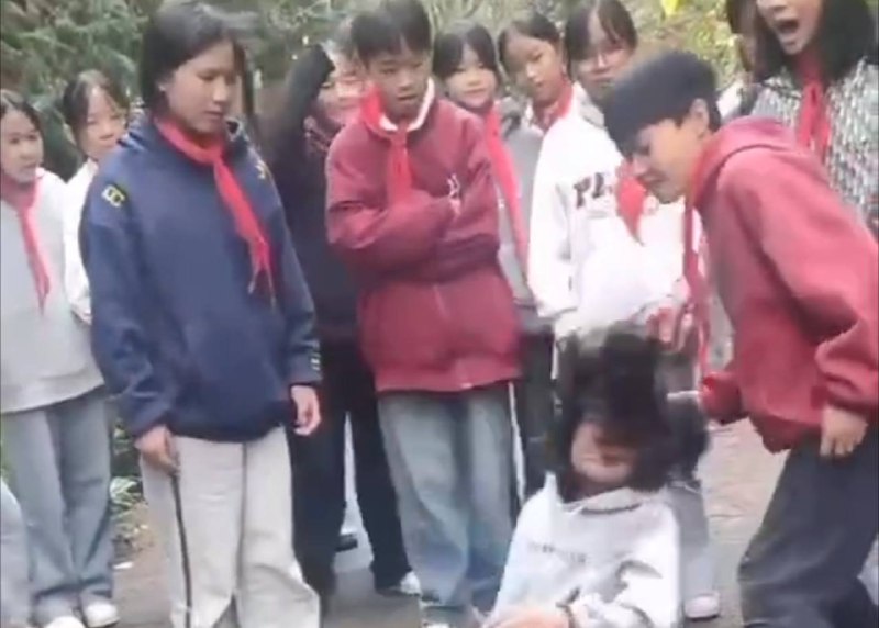 红领巾 #学生 #霸凌 #畜生 社会影响恶劣，教育局回复：正在核实调查11月29日，云南 富源县融媒体中心头条号发布情况通报： 近日，网传富源县老厂小学一学生被打视频，经初步核查情况属实
