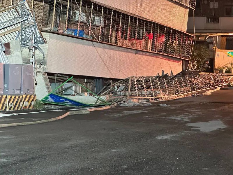 台北市中山区大直街94巷昨天（7日）传出民宅倾斜，接着在晚上10时49分大楼下陷，原本五层楼变四层楼，一楼瞬间成了“地下室”