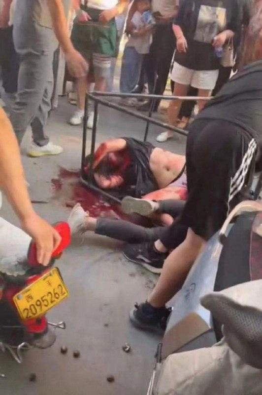 太惨烈了河南 #驻马店（9.5）傍晚六点，西平县城经贸路实验小学门口，发生恶性事件，男子持刀捅伤女子后被众人制伏，俩人疑似夫妻