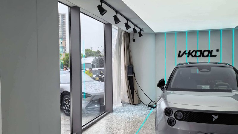 哈哈哈，重庆车友群发的，现场，车友的店被干了 #车祸 #冲店感谢家人们投稿！哈哈哈，重庆车友群发的，现场，车友的店被干了 #车祸 #冲店感谢家人们投稿！