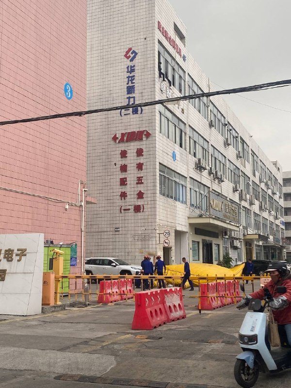 2月16号在广东省东莞市长安镇长腾通讯电子产业园有两个人应该是被拖欠工资被逼得没办法在楼上跳楼，现场来了很多公安，还有消防人员到最后公安直接把现场围观的人员劝返不让他们看2月16号在广东省东莞市长安镇长腾通讯电子产业园有两个人应该是被拖欠工资被逼得没办法在楼上跳楼，现场来了很多公安，还有消防人员到最后公安直接把现场围观的人员劝返不让他们看