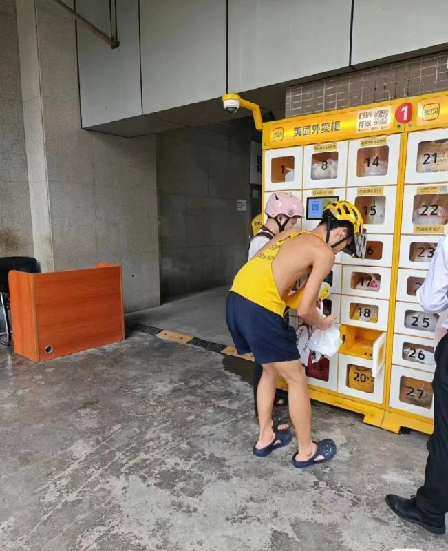 看背影，外卖小哥，强的可怕！外卖超时，不可能的#外卖小哥 #从外卖员开始崛起by 匿名投稿看背影，外卖小哥，强的可怕！外卖超时，不可能的#外卖小哥 #从外卖员开始崛起by 匿名投稿