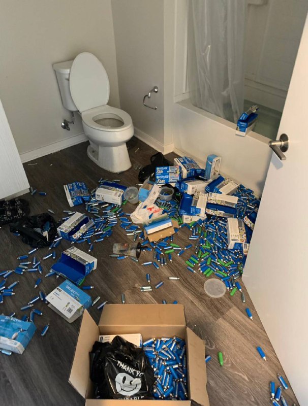 #网传 曝光一个跑路回 上海 毒虫 外围女 #留学生 颜yu琪 (微信: 可爱小桃花)(ins:Yuaivannn)竟然把自己的亲生儿子放在气瓶和她 #吸毒 吸大后失禁的尿里，自己跑出去约会吃海胆，让孩子独自在家活活饿死