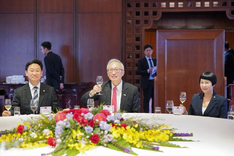 韩国议员访台 北京促韩勿向台独势力发错误信号据台湾外交部官网消息，外交部政务次长吴志中星期一（6月8日）设午宴款待韩国跨党派国会议员访问团，三名成员包括国民力量党议员朴洙莹（Park Soo Young）、共同民主党议员郭相彦（Kwak Sang Eon）及祖国革新党议员金载原（Kim Jae Won），席间就台韩关系、共同应对地缘政治挑战、政经及文化交流、半导体与AI产业发展等议题深入交换意见