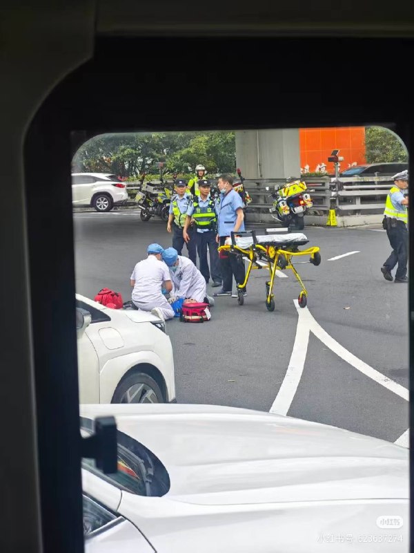 #公交车 司机 突发 疾病 #晕倒 #车祸感谢家人们投稿！#公交车 司机 突发 疾病 #晕倒 #车祸感谢家人们投稿！