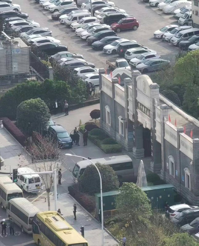 #马英九 在母亲的母校参观