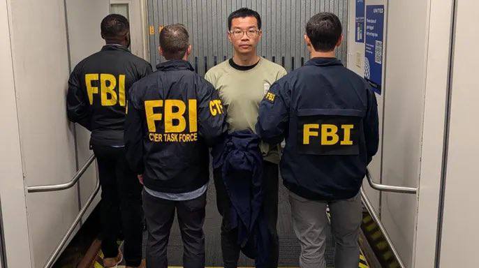 中共黑客徐泽伟押送到美国后的正面照爆光，似乎在义大利关押期间长胖了
