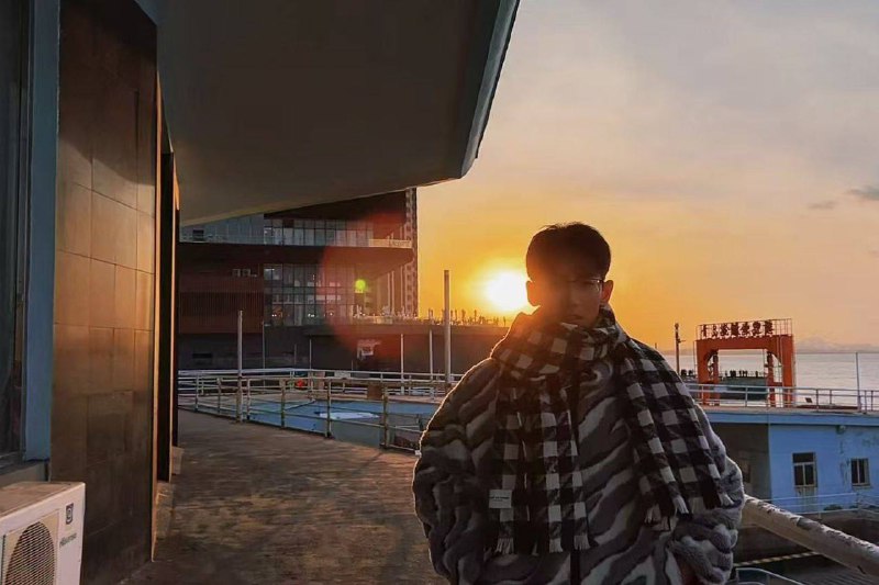 #青岛 #华航捷运 一 #实习生 把老板捅死了！因为亏了运费，老板让他自己承担，实习生不乐意，就把老板捅了！资讯补充：网传老板陈涛，喜搞个人崇拜，爱克扣员工，听说被嘎后，评论区一片好似👍感谢家人们投稿！#青岛 #华航捷运 一 #实习生 把老板捅死了！因为亏了运费，老板让他自己承担，实习生不乐意，就把老板捅了！资讯补充：网传老板陈涛，喜搞个人崇拜，爱克扣员工，听说被嘎后，评论区一片好似👍感谢家人们投稿！