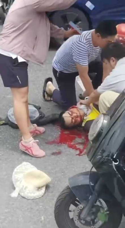 深圳坂田骑手被撞深圳坂田骑手被撞