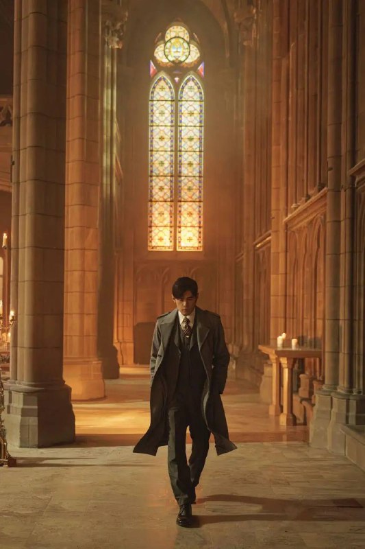 #周杰伦 新专辑 介绍公开：新歌 MV坚持真人出演，花费超1700万元，由制作《阿凡达》《魔戒》《怪奇物语》的好莱坞顶团队制作特效3月19日，据报道，周杰伦新专即将发行，专辑介绍公开：周杰伦在《太阳之子》MV饰演一名警探，穿梭在30幅名画场景中追捕吸血鬼，且不是用AI让名画中的人物动起来，而是在全球寻找与名画人物相似的真人出演，再通过妆造、特效等让场景更加逼真