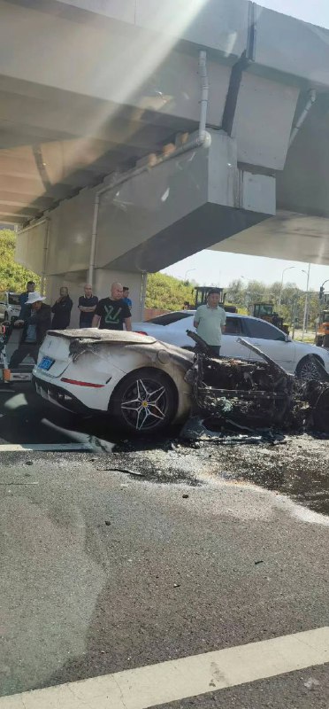 补充9月3日上午 #长春，净月新城大街，一辆 #法拉利 #婚车 #自燃，所幸人没事