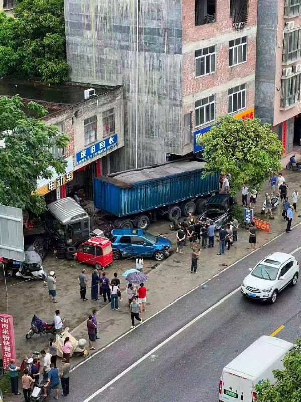 6月18，梧州岑溪-筋竹镇路上的车祸触目惊心，现场惨不忍睹，请大家一定要遵守交通规则，小心使得万年船 #车祸 #-感谢家人们投稿！6月18，梧州岑溪-筋竹镇路上的车祸触目惊心，现场惨不忍睹，请大家一定要遵守交通规则，小心使得万年船 #车祸 #-感谢家人们投稿！
