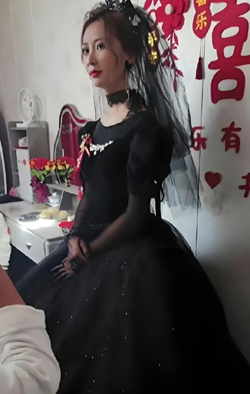 甘肃一新娘穿黑色婚纱举行婚礼，网友：新郎压力山大 ​​​黑婚纱的意思是只有丧偶，没有离婚！你能接受吗？感谢家人们投稿！甘肃一新娘穿黑色婚纱举行婚礼，网友：新郎压力山大 ​​​黑婚纱的意思是只有丧偶，没有离婚！你能接受吗？感谢家人们投稿！
